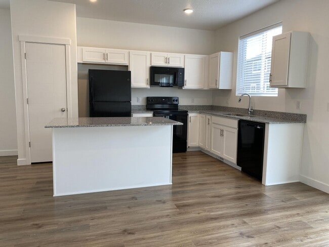 Building Photo - Single Family Home on Riverside.