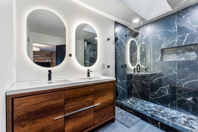 Building Photo - Stunning 4-bedroom / 3-bathroom townhome i...