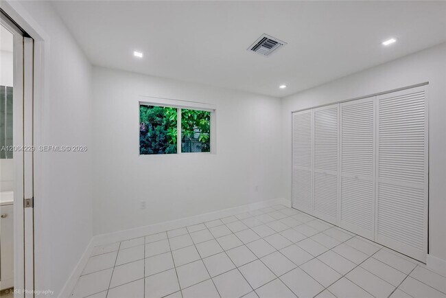 Building Photo - 52 Camden Dr
