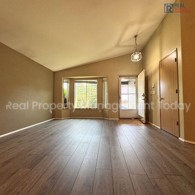 Building Photo - Great 3 bedroom home available NOW Close T...
