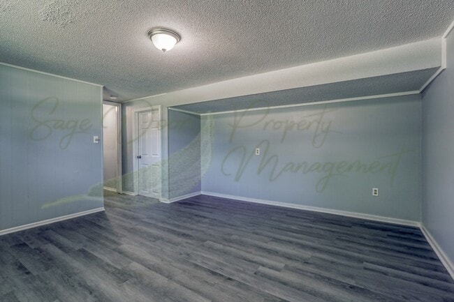 Building Photo - LOTS OF NATURAL SUNLIGHT!!!