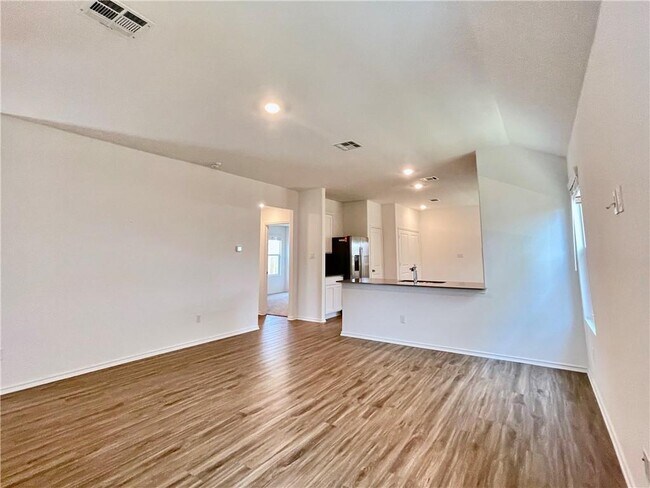 Building Photo - 102 Milliner Lp