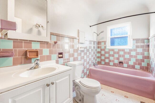 Building Photo - 506 Palomar Ave