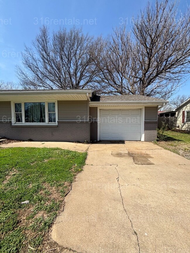 Building Photo - 3 bed 1 bath house available NOW!