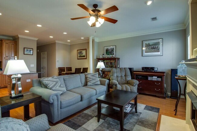 Building Photo - 2 Bedroom, 2.5 Bath Townhouse w/ Garage