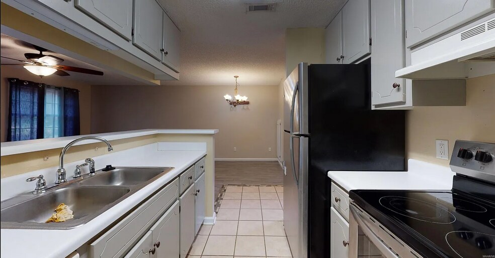 Building Photo - 166 Commons Dr