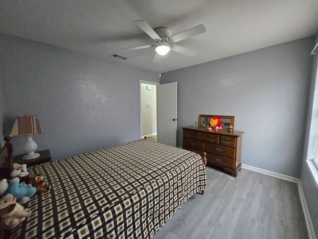 Building Photo - 3/2- Adorable home in Northwood Pines