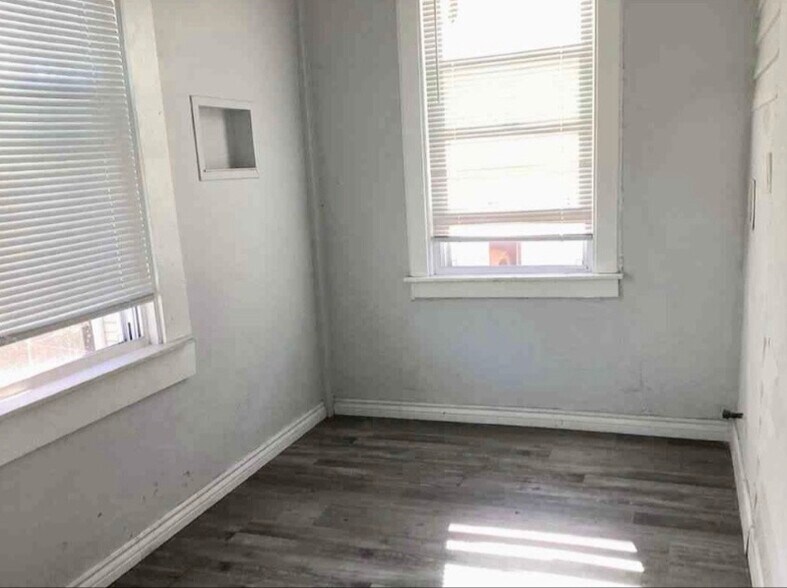 Building Photo - 8423 S Muskegon Ave