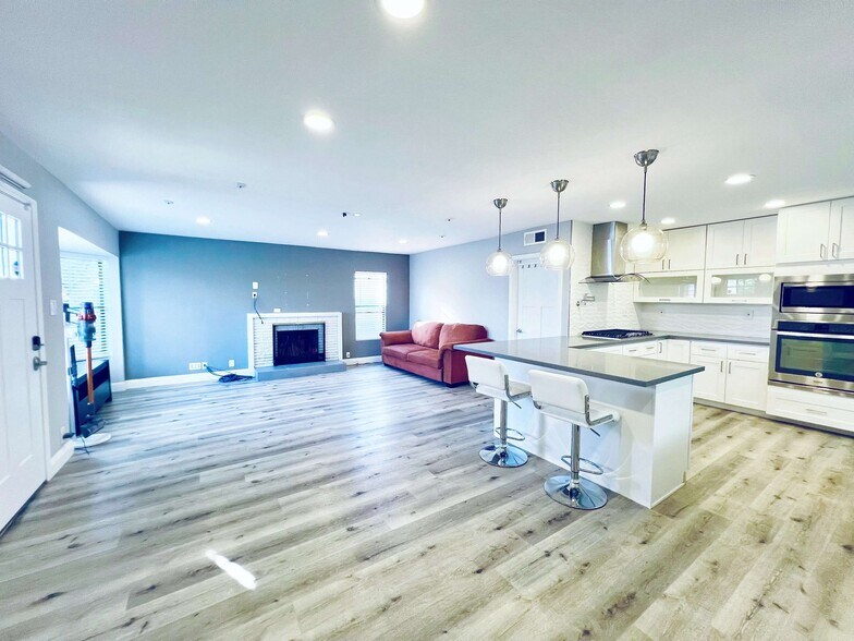 Living and dinning room - 1495 Kavanaugh Dr