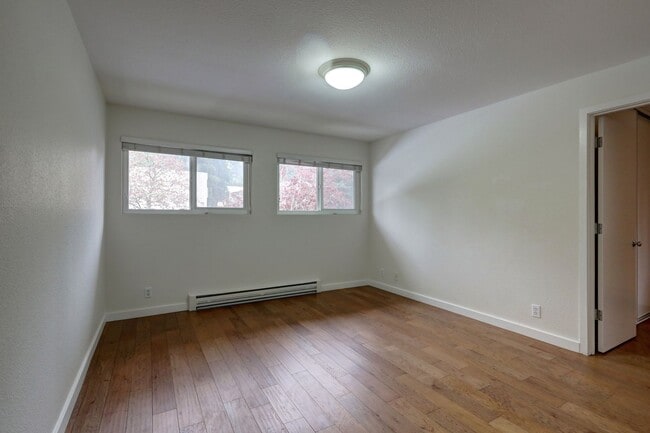 Building Photo - Prime Bellevue Location | 2 Bed Condo + Garage + Pool
