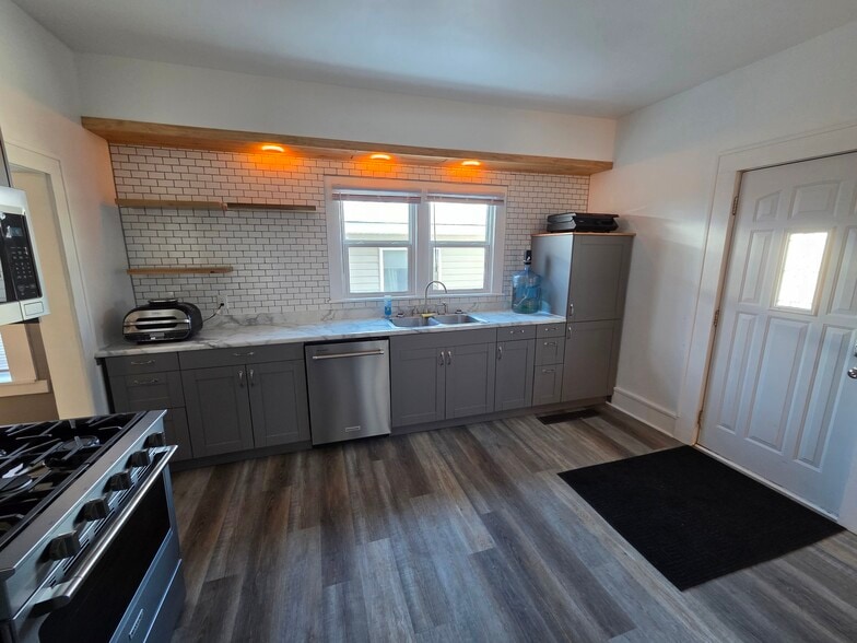 New kitchen cabinets and appliances - 302 2nd Ave NE