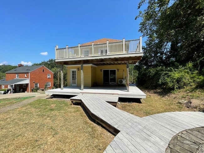 Building Photo - Spacious 3 Bedroom Single Family Home with...