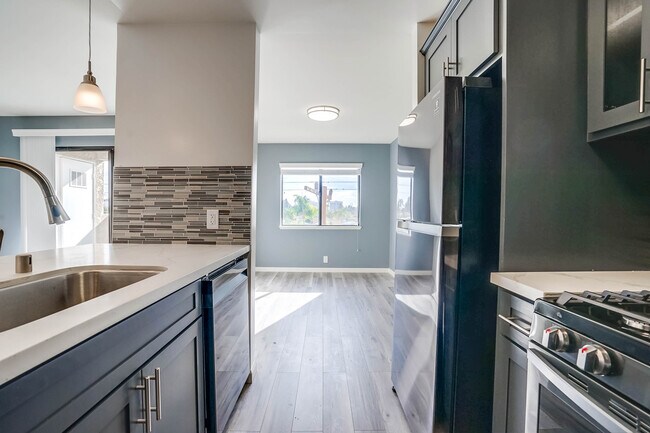 Building Photo - 524 Venice Way