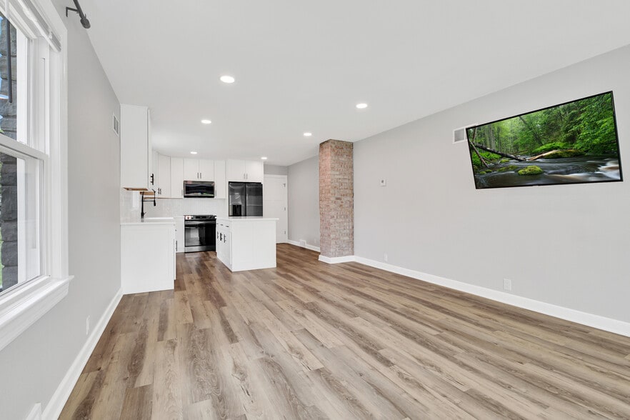 Building Photo - 1066 Poplar St