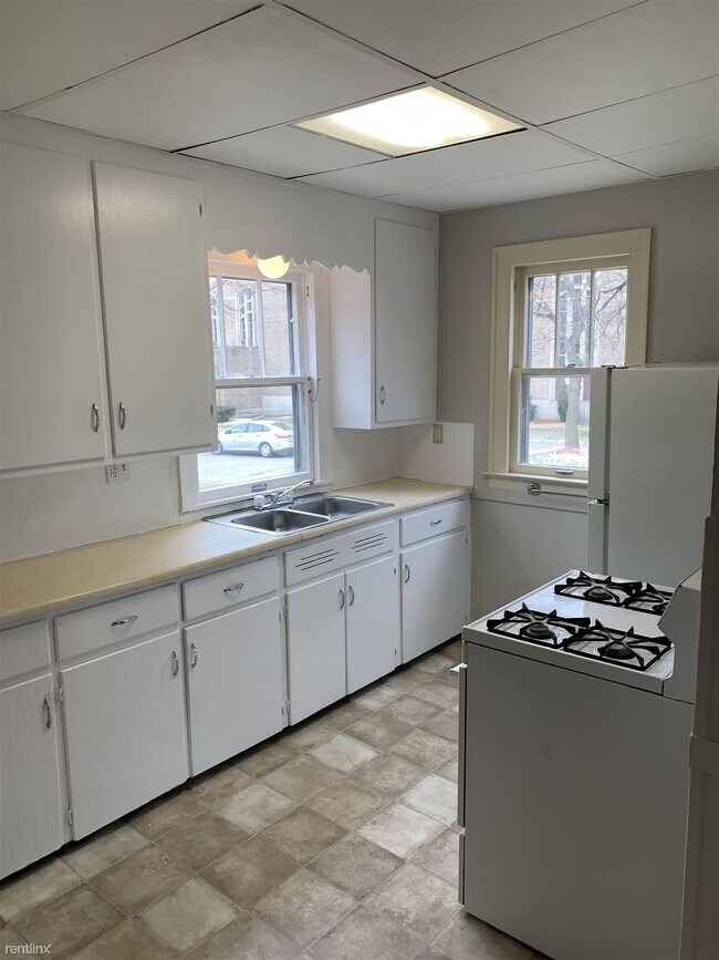 Building Photo - 3 br, 1 bath House - 300 Brown St SE 300 B...