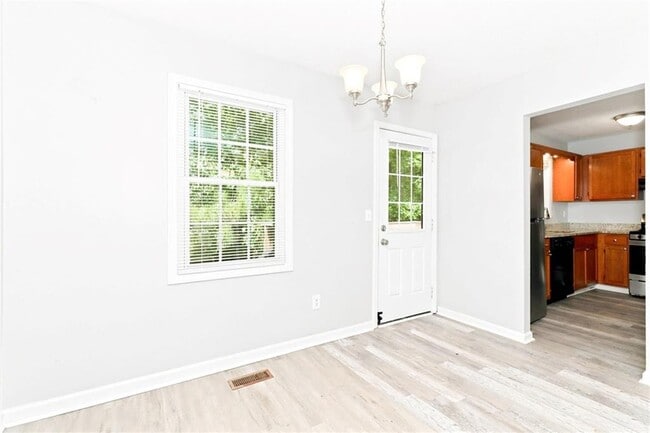 Building Photo - 229 Hampton Dr