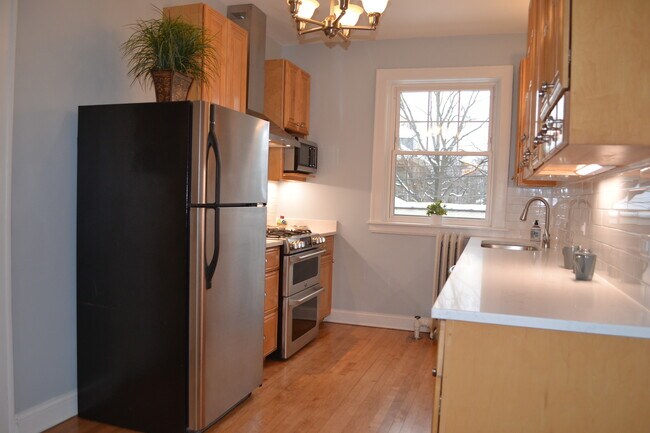 Building Photo - 1055 W North Shore Ave