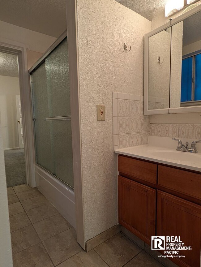 Building Photo - Charming 2BR Home with Private Deck & Shared Backyard – Oakland