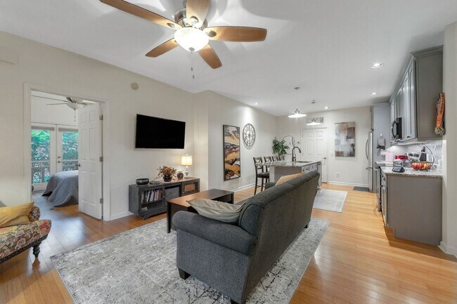 Building Photo - Charming 2BR Condo in Asheville