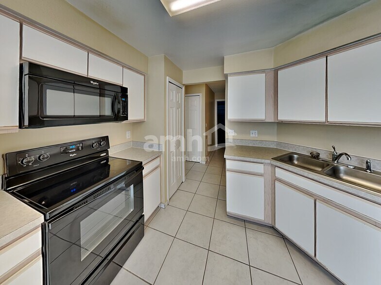 Building Photo - 10717 Siena Dr