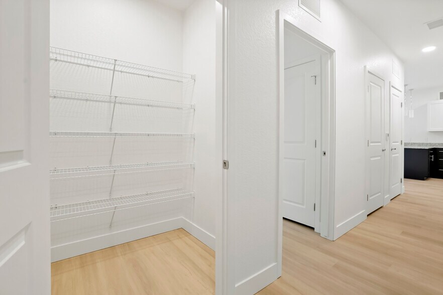 Building Photo - 2960 Hawthorn Ave