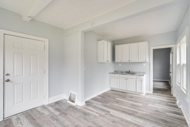 Building Photo - 614 Madison Ave