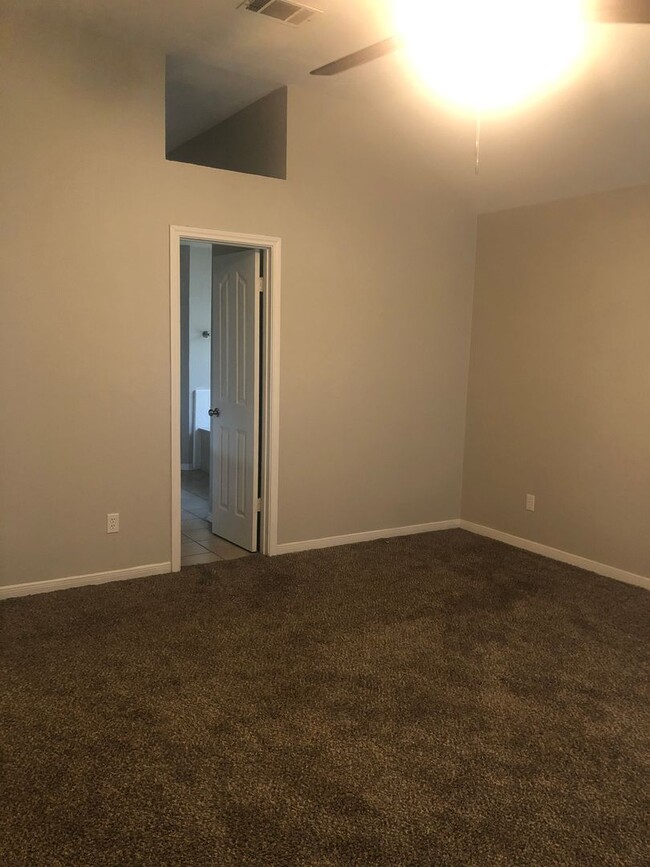 Building Photo - 5002 Velma Dr