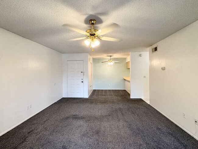 Building Photo - Spacious 1 bedroom 1 bathroom in DelRey Community!