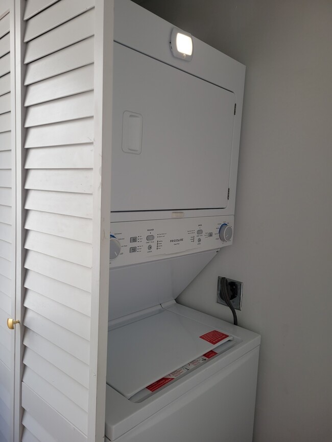Washer/dryer - - Newly renovated, new furnishings - 1220 Harmony St