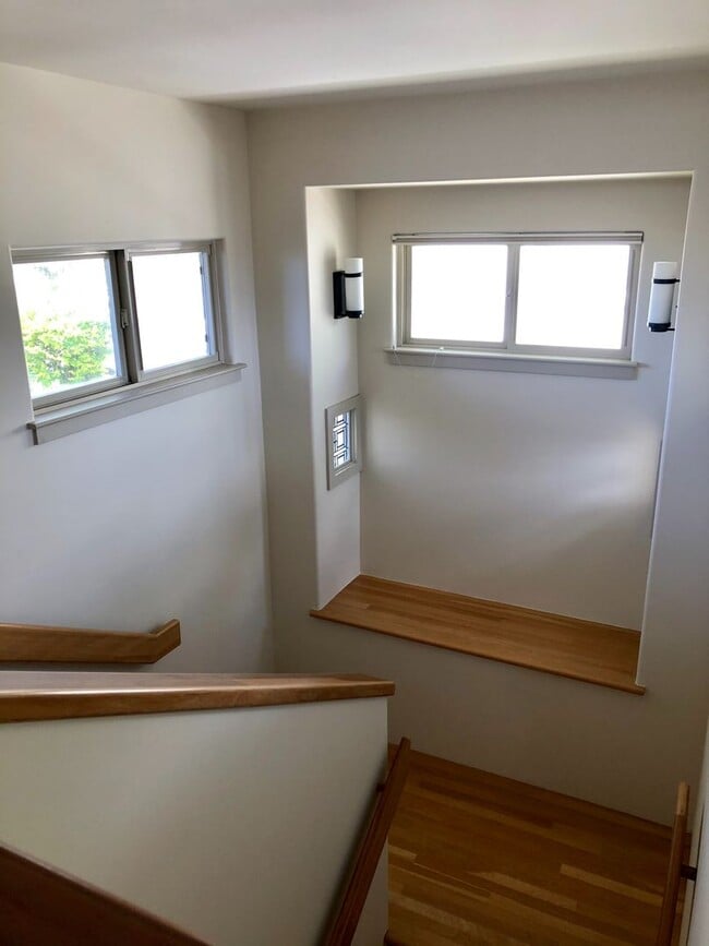 Building Photo - 3/2.5/2 Home - Located in the Beautiful Gated Community at Kahalakua- Endless Views!