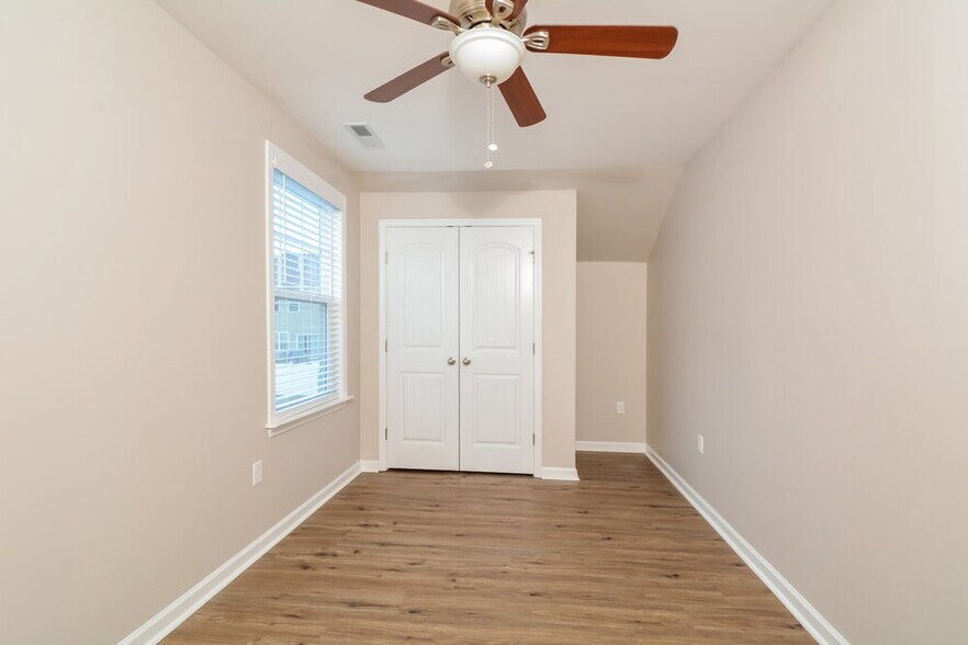 Building Photo - 229 Breezemont Dr