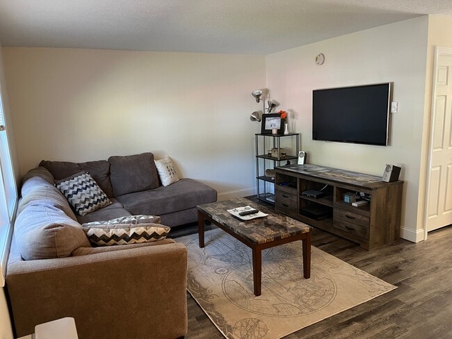 Building Photo - 1035 S Mammoth Rd