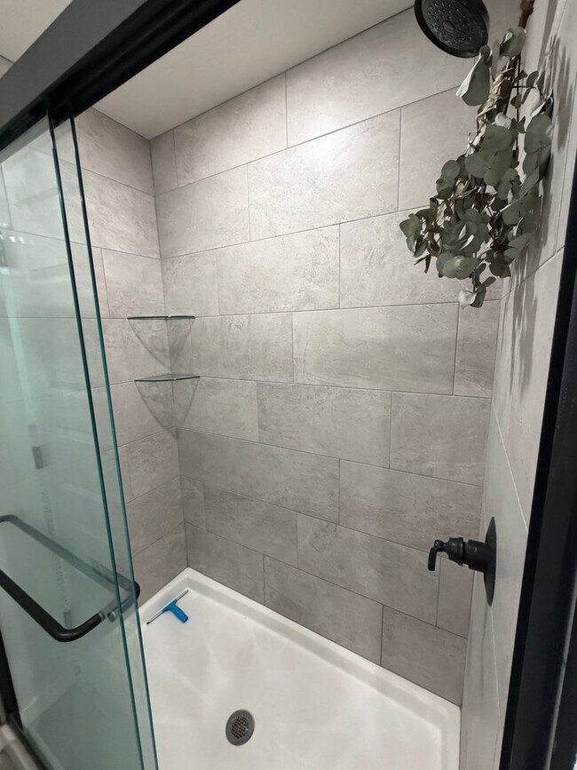 Building Photo - REMODELED 5 Bedroom | 3 Bathroom | 3 Car Garage HOME -- 3,554 sqft | BASEMENT! | NIXA SCHOOLS | F...