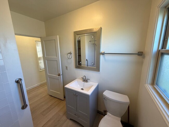 Building Photo - Updated 1-Bedroom Duplex with Lovely Priva...