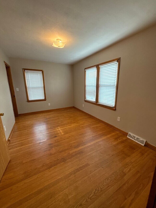 Building Photo - Charming 3 bedroom