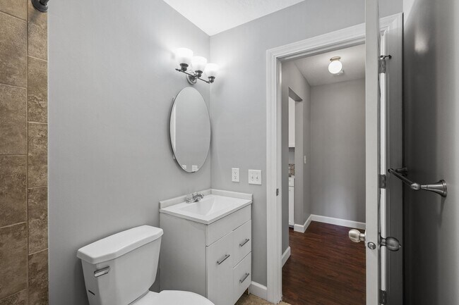 Building Photo - Spacious 1BR/1Bath apartment Available Ear...