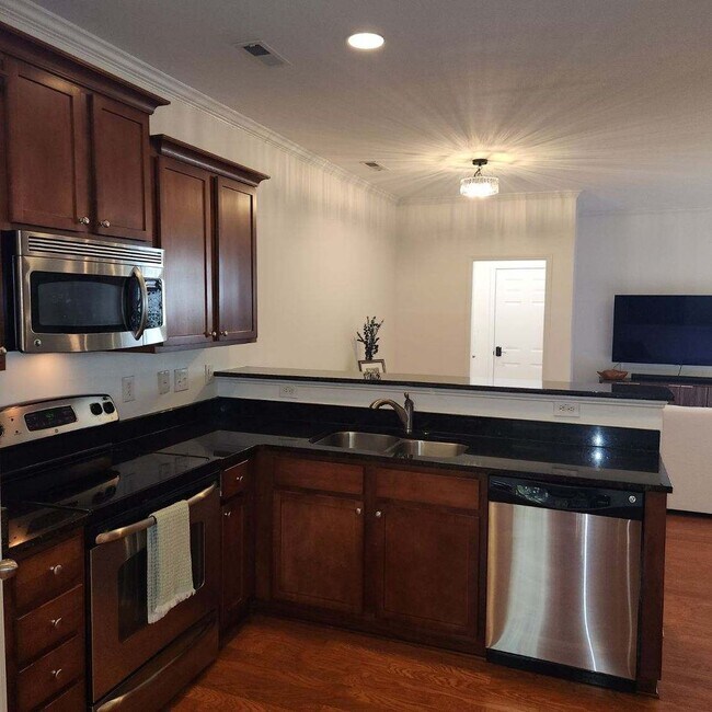 Building Photo - Stunning 3BD, 2.5BA Raleigh Townhome with a 1-Car Garage and Premier HOA Amenities