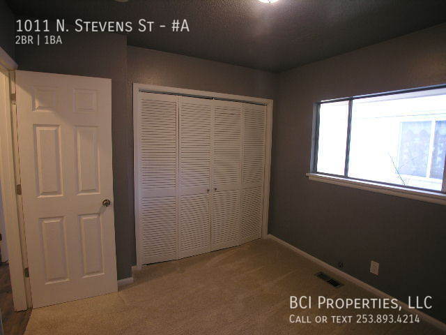 Building Photo - This beautiful 2 bedroom, 1 bath home is m...