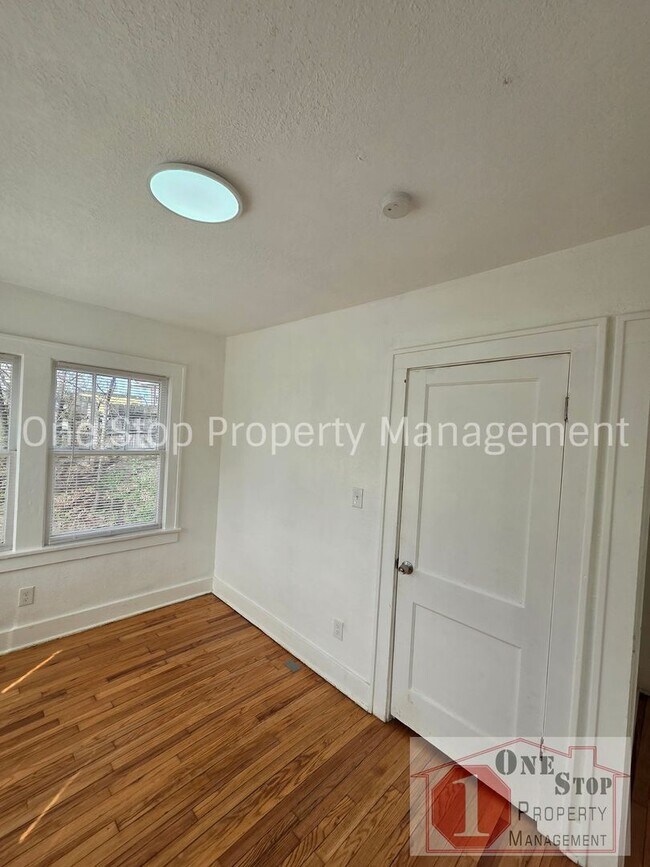 Building Photo - Beautiful 4 Bedroom 2 Bathroom in Kansas City!