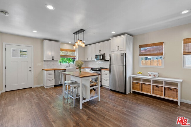 Building Photo - 2317 Vineyard Ave