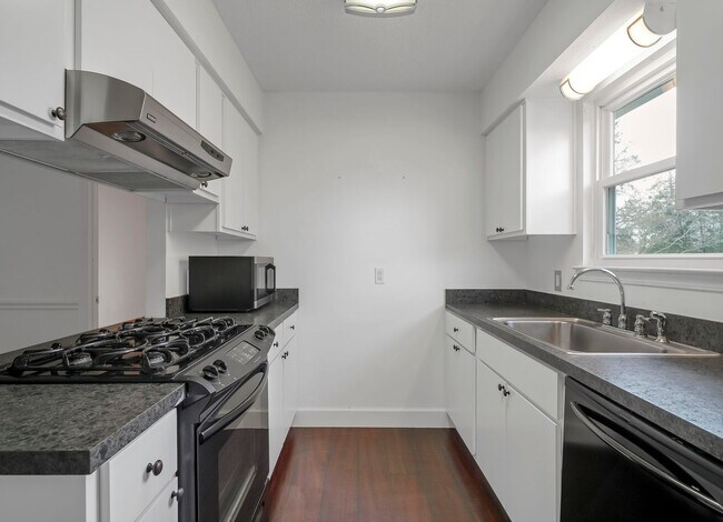 Building Photo - AVAILABLE 11/10... 3/2 with LARGE backyard!!