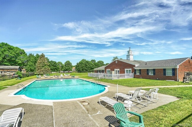 Building Photo - 12 Brook Dr