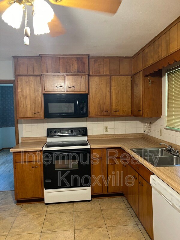 Building Photo - 5801 Ridgewood Rd