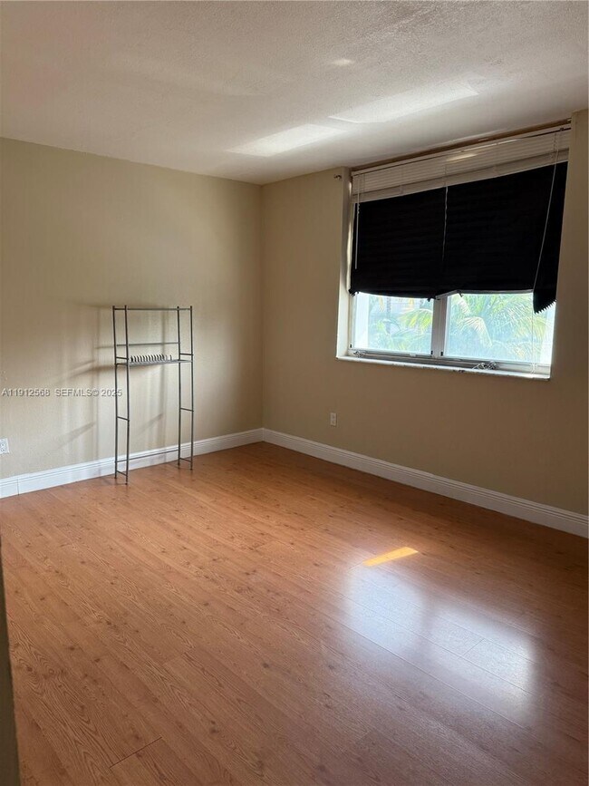 Building Photo - 3745 NE 171 St