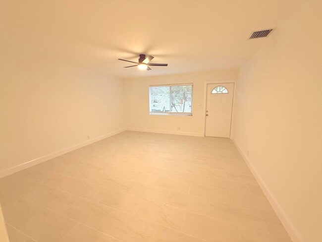 Building Photo - 626 Prosperity Farms Rd