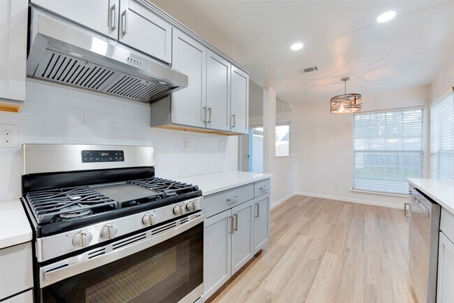 Building Photo - 15914 Barbarossa Dr