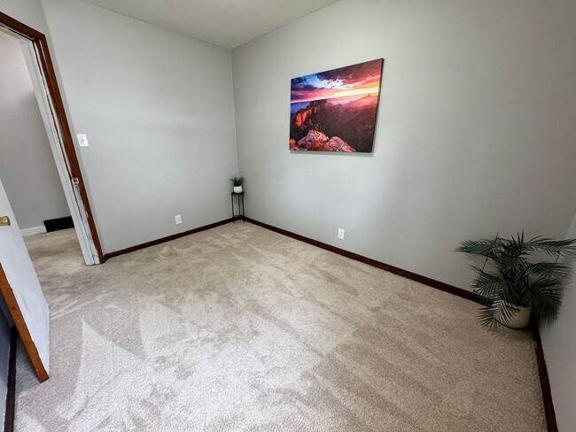 Building Photo - 3 Bed, 1 Bath Home for rent in Elk Run Heights