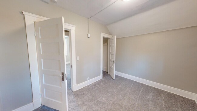 Building Photo - 3 Bed / 1 Bath in Cleveland!