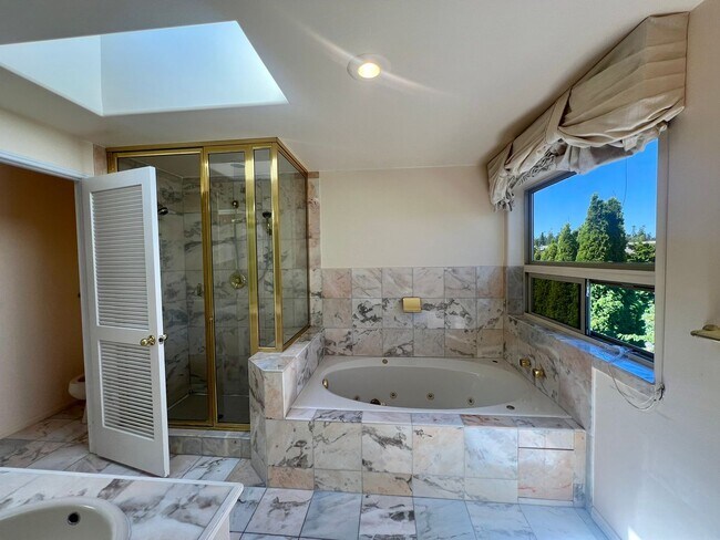 Building Photo - 5 Bedroom in Gated Birch Bay Community!