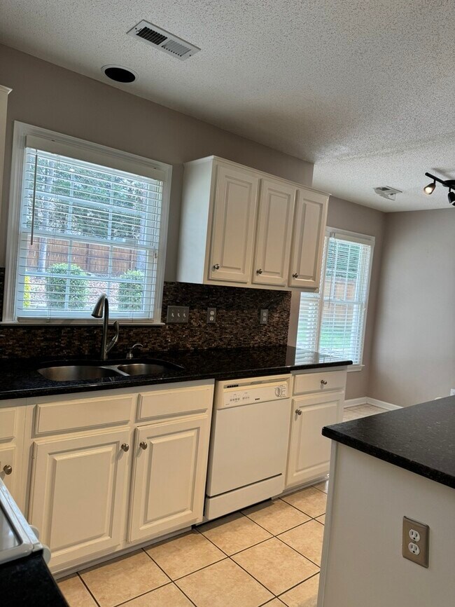 Building Photo - 3004 Southhampton Dr